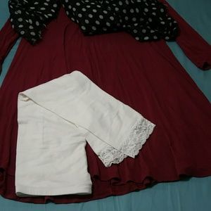 Knee length white leggings with lace trim