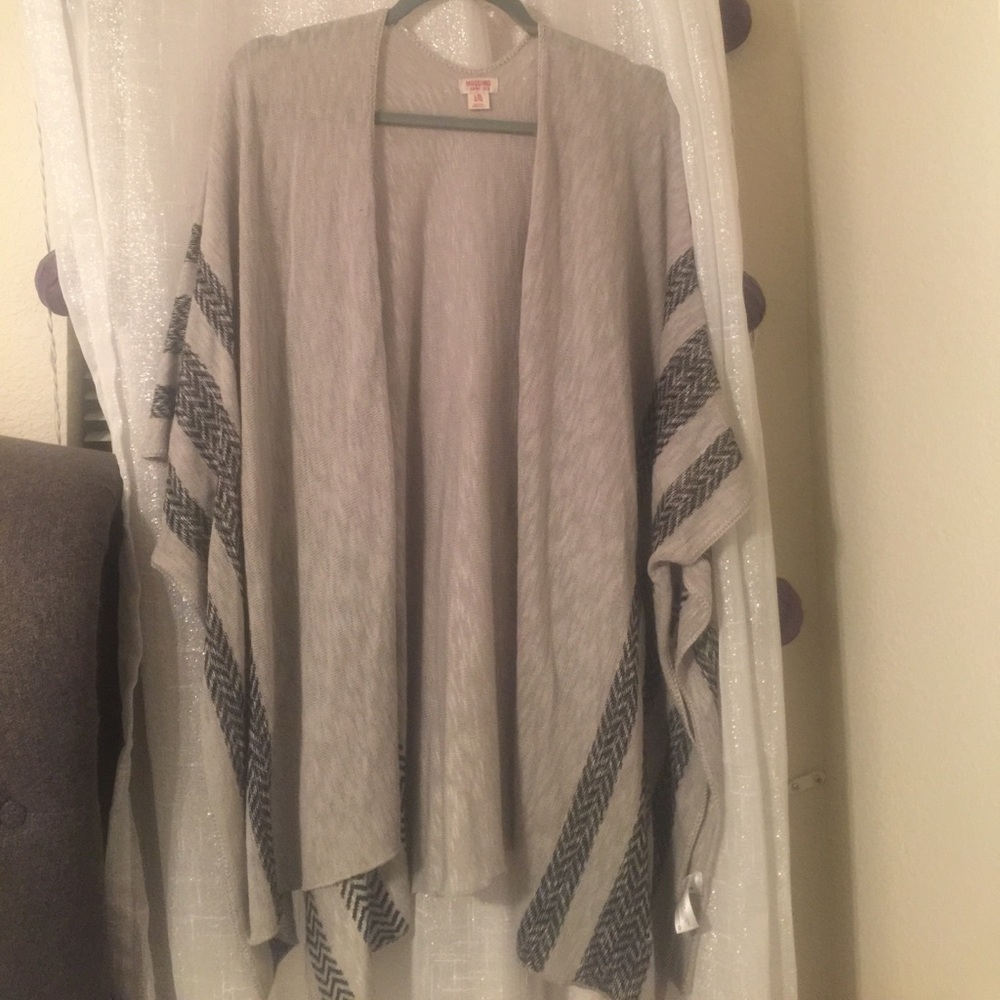 Gray and black short sleeved shall