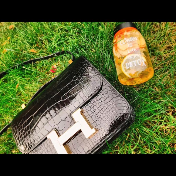 Meet your Posher/ Shopping Guide - Picture 7 of 8