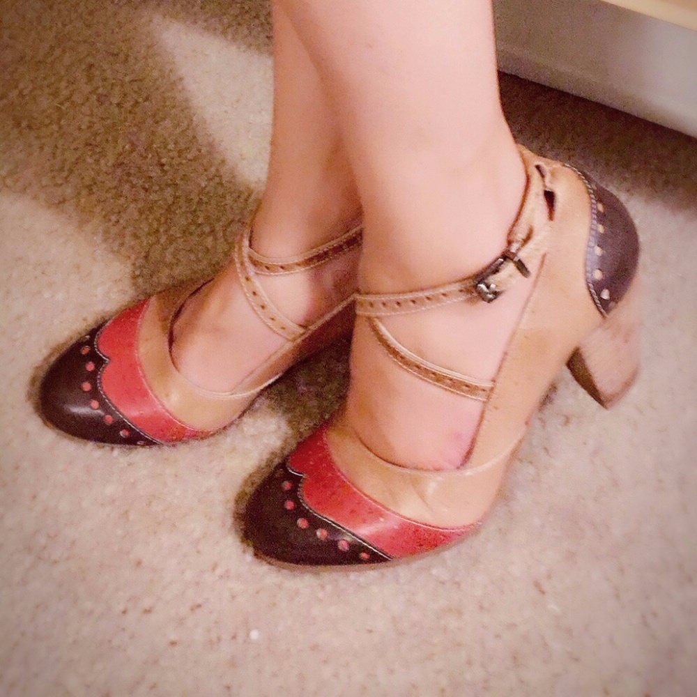 Fidji L414 Spectator Leather Pump EUC classic