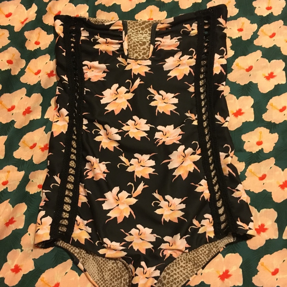 Acacia one piece $100 🅿️🅿️