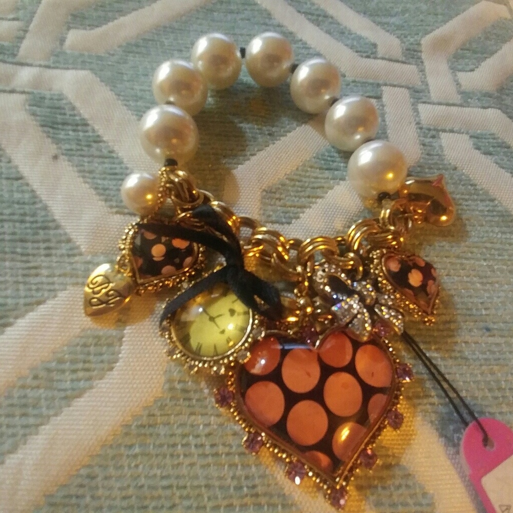 BETSEY JOHNSON BRACELET