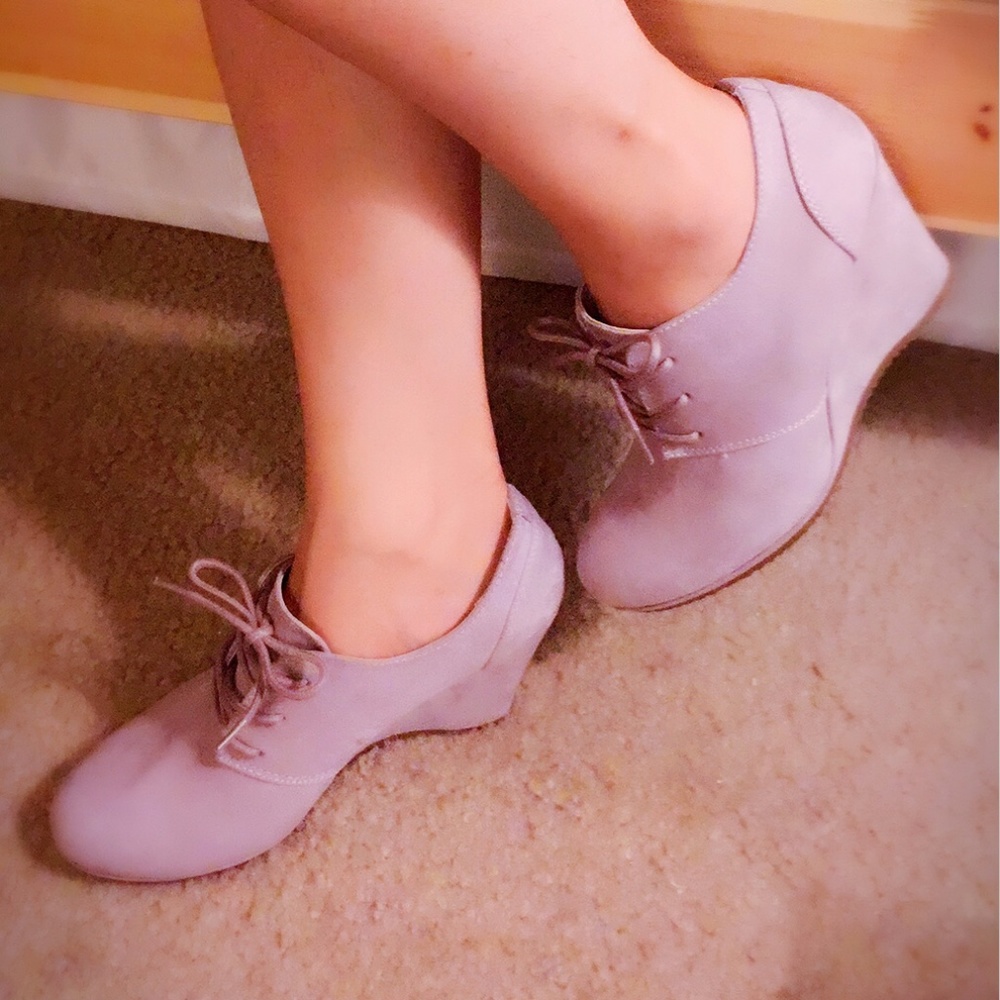 Graceland Elegant Lilac Lace-up Wedge EUC