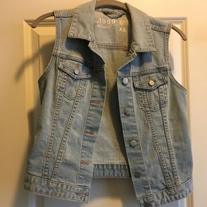 Womens gap xs light denim vest