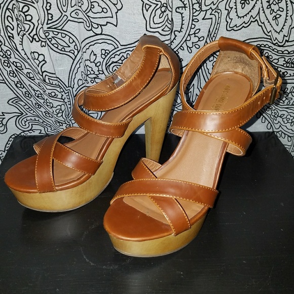 Adorable Platform Sandals 6.5 - Picture 2 of 3