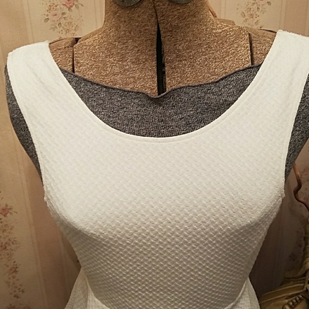 BACKSTAGE BACKLESS PAPLUM TOP - Picture 2 of 6