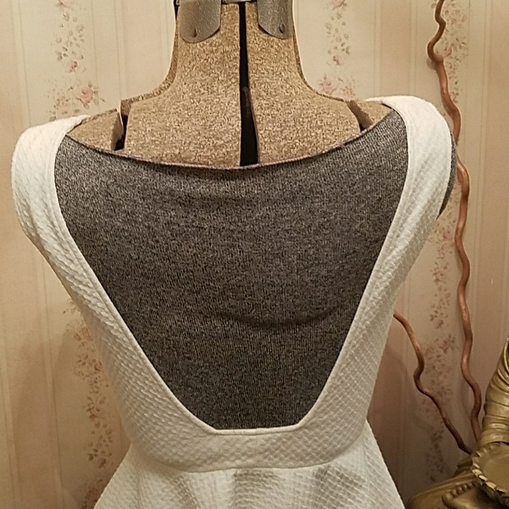 BACKSTAGE BACKLESS PAPLUM TOP - Picture 5 of 6