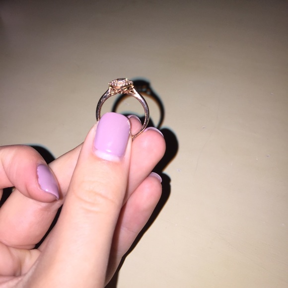 Rose gold engagement ring with 28 diamonds! - Picture 2 of 3