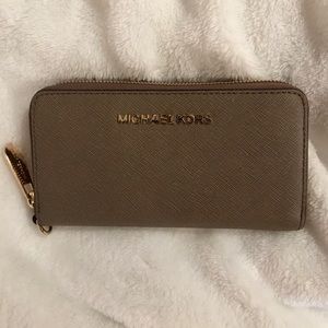Authentic Michael Kors Wallet(Cinder Color)