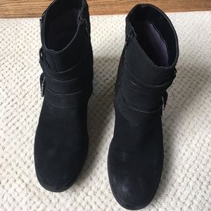 Size 8 black faux suede ankle height boots