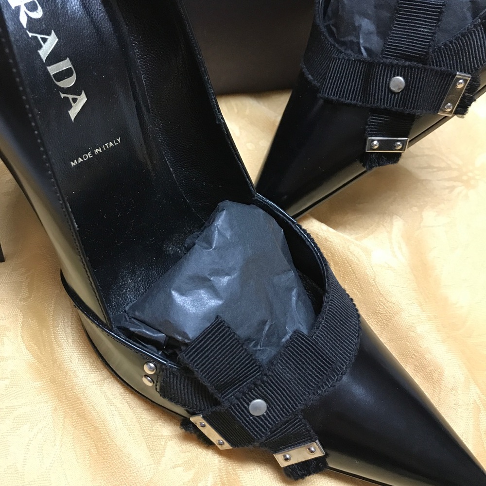 ***SOLD*** PRADA Black Leather Pumps - Size 6