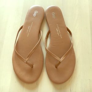 Gap leather flip flops