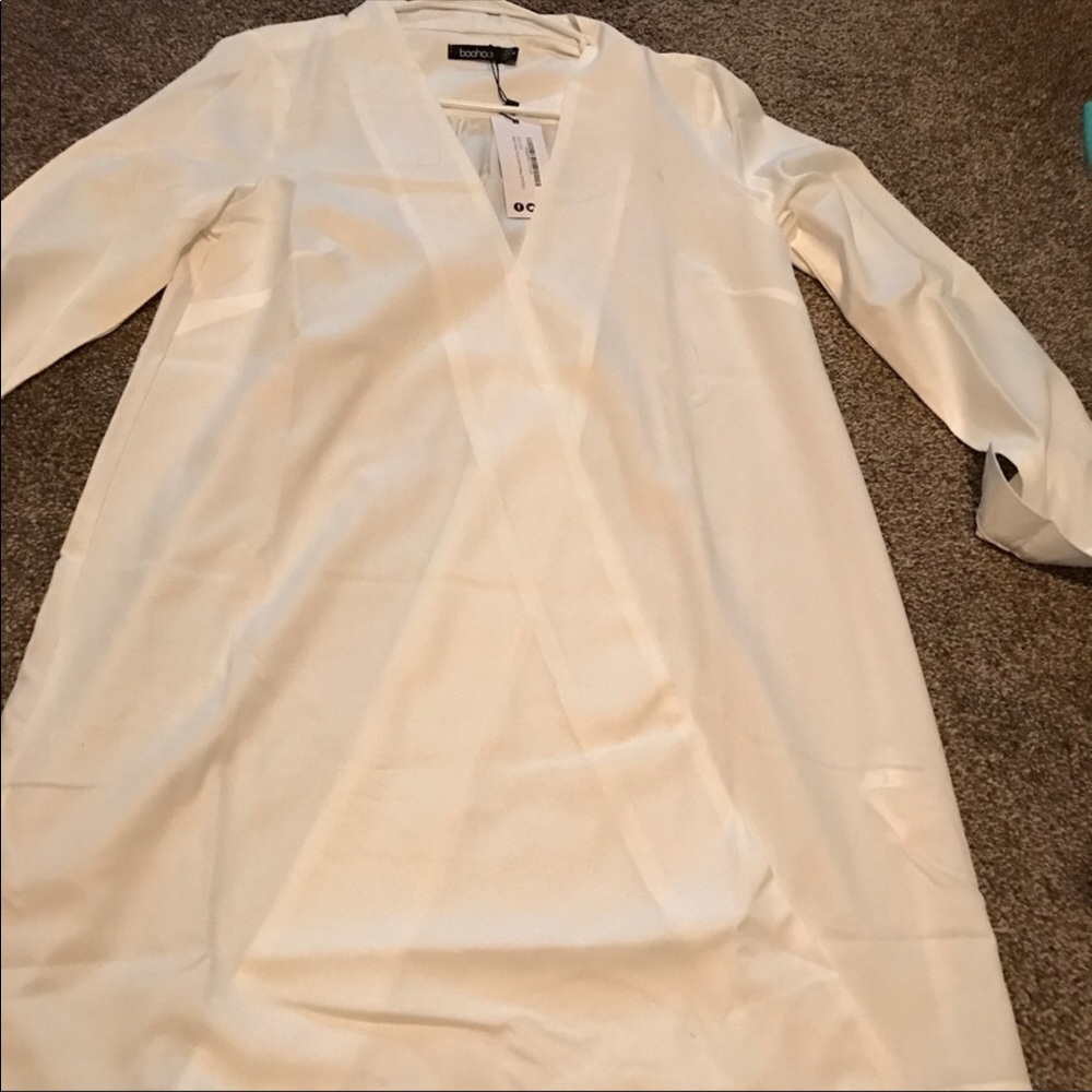 Boohoo White Wrap Dress Size 4 or small. NWT!