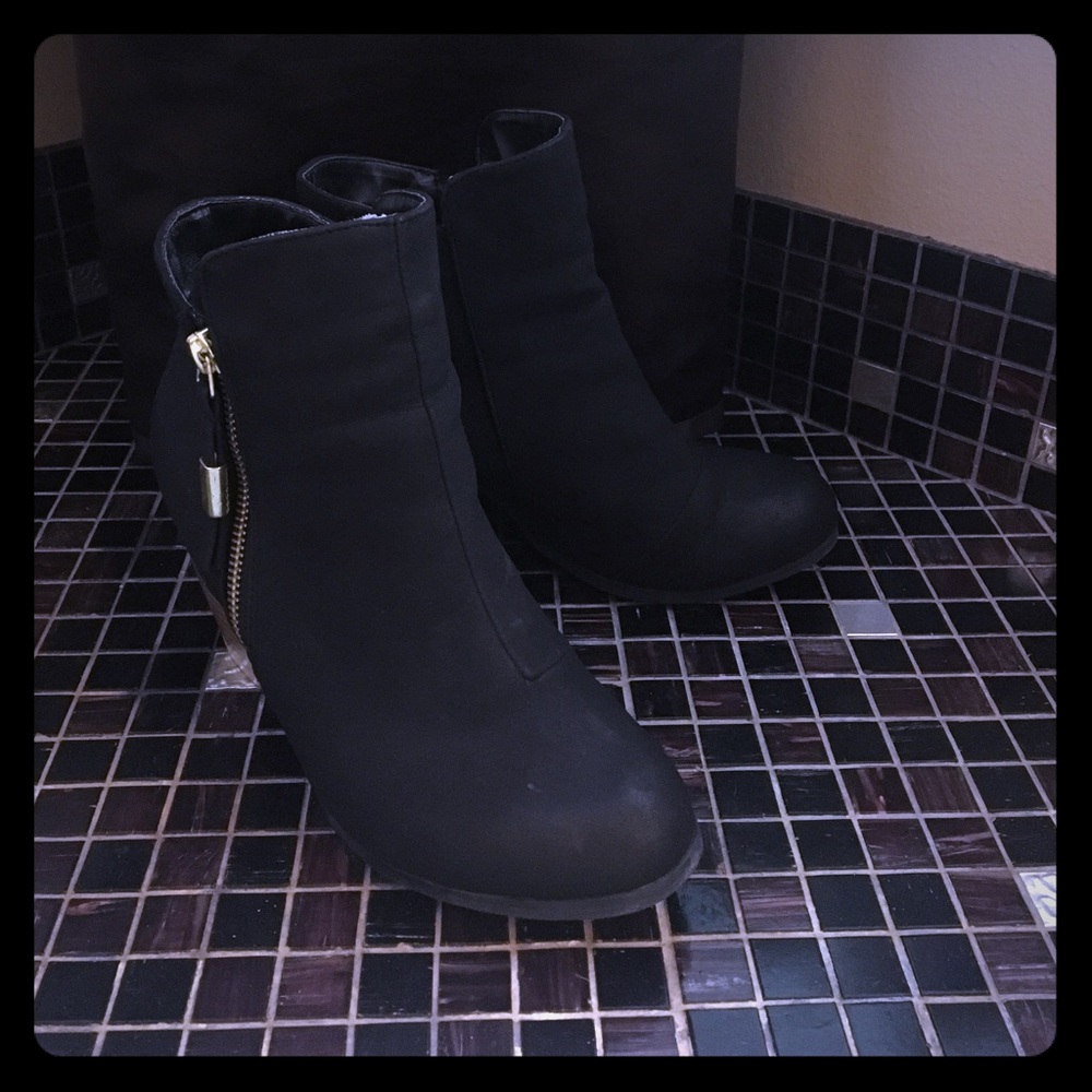 Black booties with gold design zipper EUC