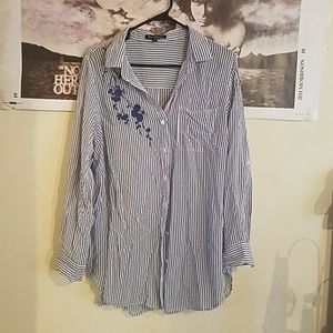 BLUE/WHITE STRIPE BUTTON UP W FLORAL EMBROIDERY