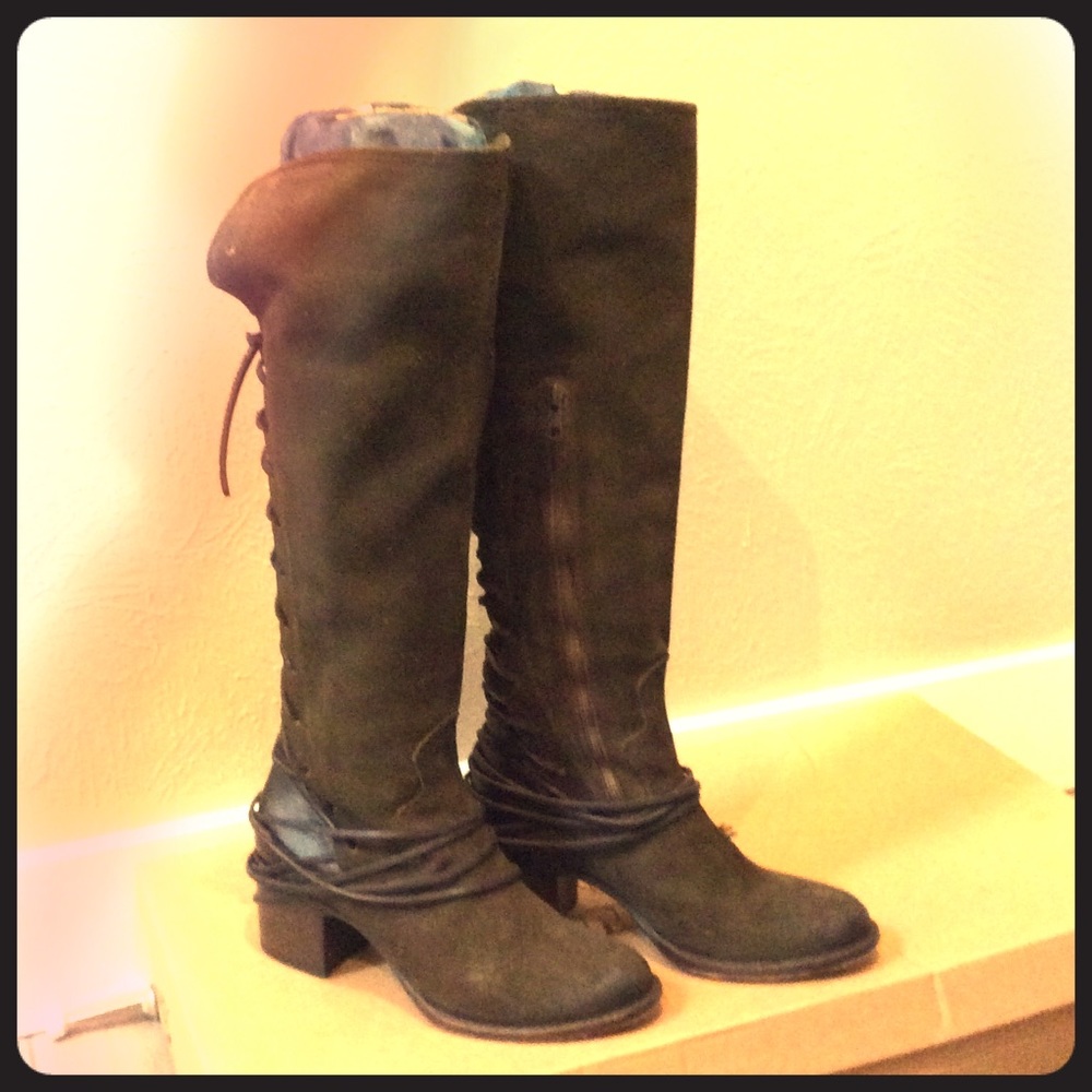 Steve Madden Free Bird Green Coal boots. Size 9