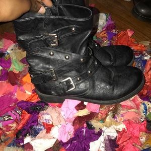 🖤 BLACK BOOTS BY GUESS 🖤 WITH STUDS AND BUCKLES