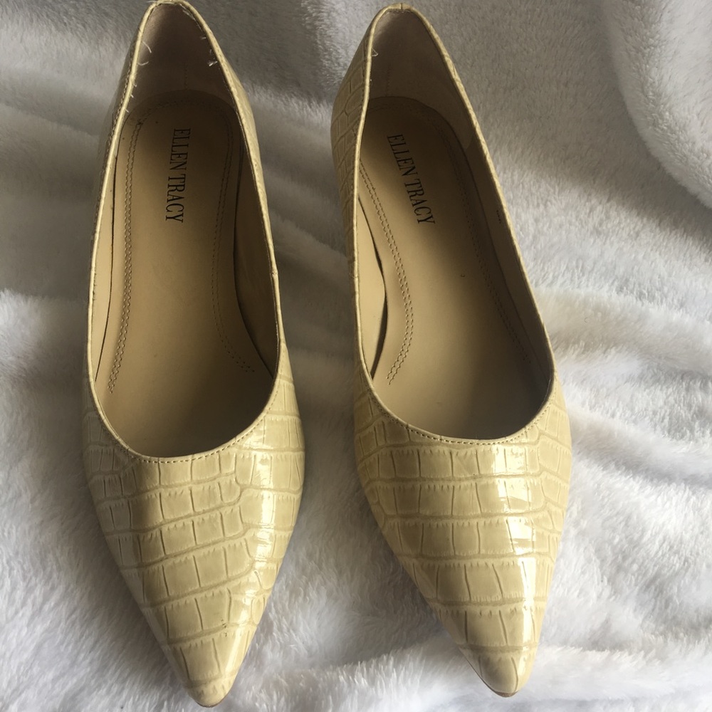 Ellen Tracy Ivory  Snake Skin Pointy Pump Size 6