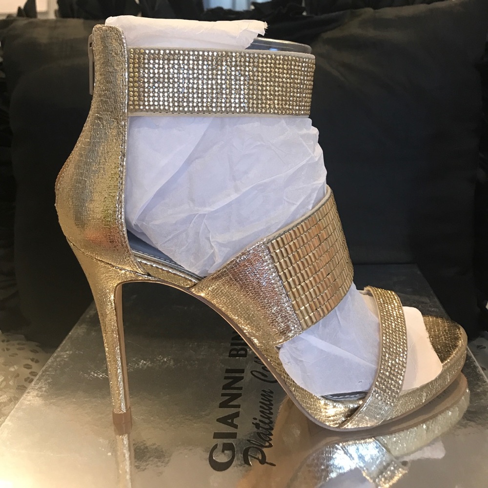 ‼️PRICE DROP‼️✨Gianni Bini Gold Sandals ✨