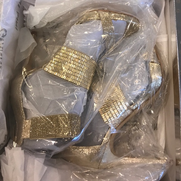 ‼️PRICE DROP‼️✨Gianni Bini Gold Sandals ✨ - Picture 2 of 8