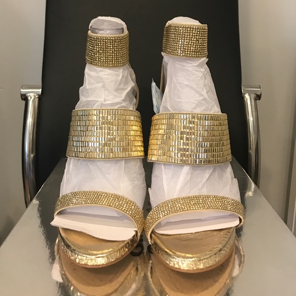 ‼️PRICE DROP‼️✨Gianni Bini Gold Sandals ✨ - Picture 4 of 8