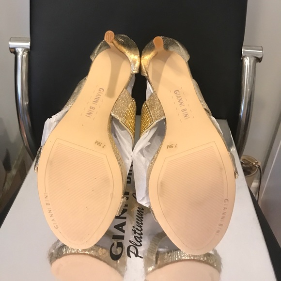 ‼️PRICE DROP‼️✨Gianni Bini Gold Sandals ✨ - Picture 5 of 8