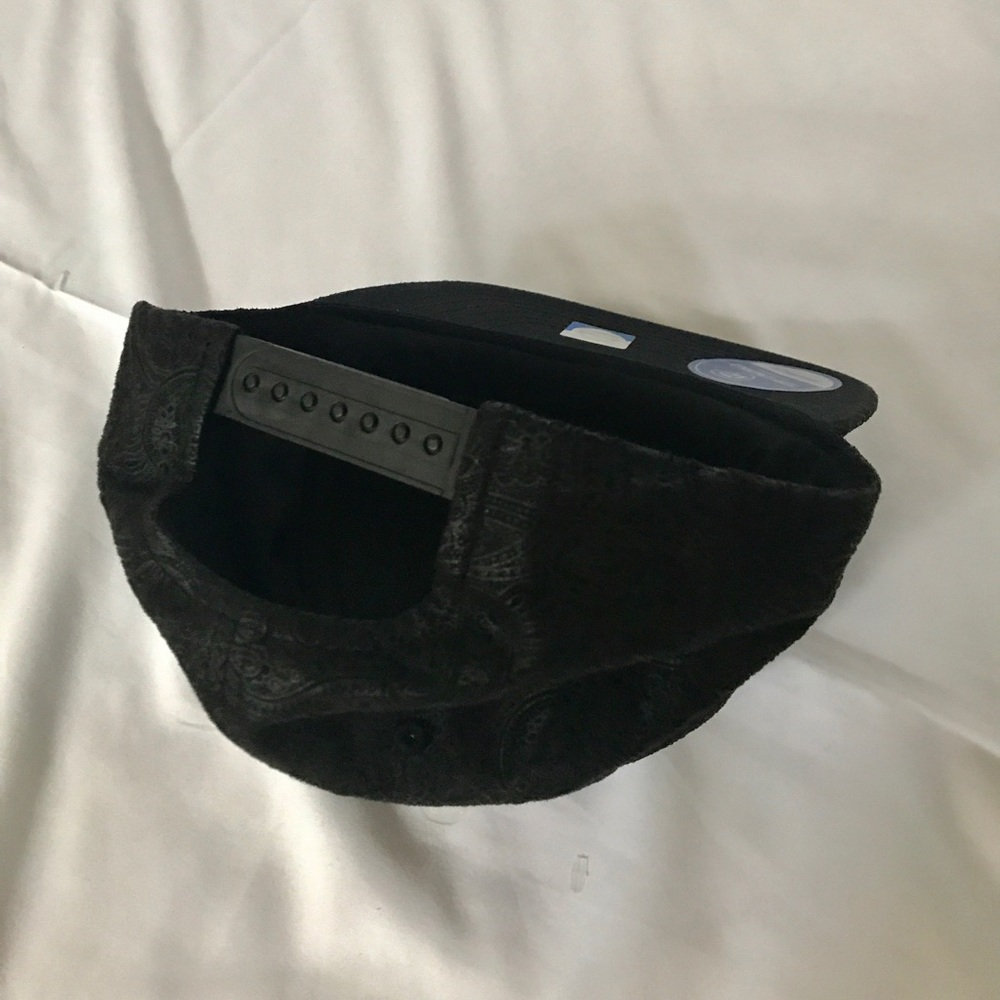 ✔️NWT SnapBack Cap - Picture 5 of 6