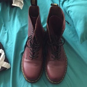 Doc marten burgundy unisex 10 w 9m