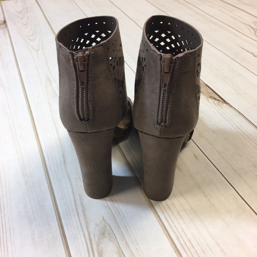 ✨LAST ✨Taupe die cut bootie - Picture 4 of 4