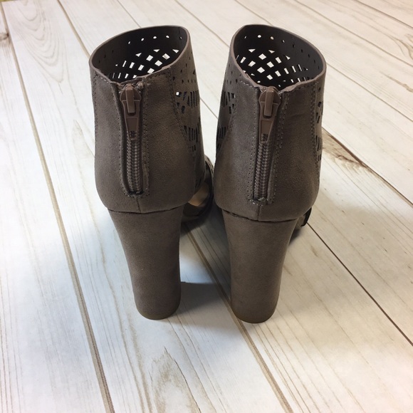 ✨LAST ✨Taupe die cut bootie - Picture 4 of 4