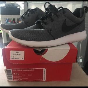 7.5 in men's, 9.5 in women's Nike Roshe sneakers