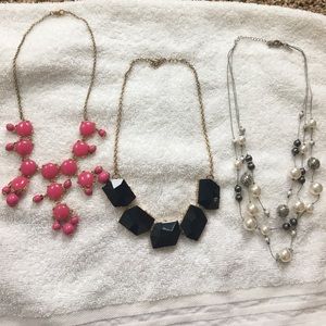 Lot of 3 necklaces.