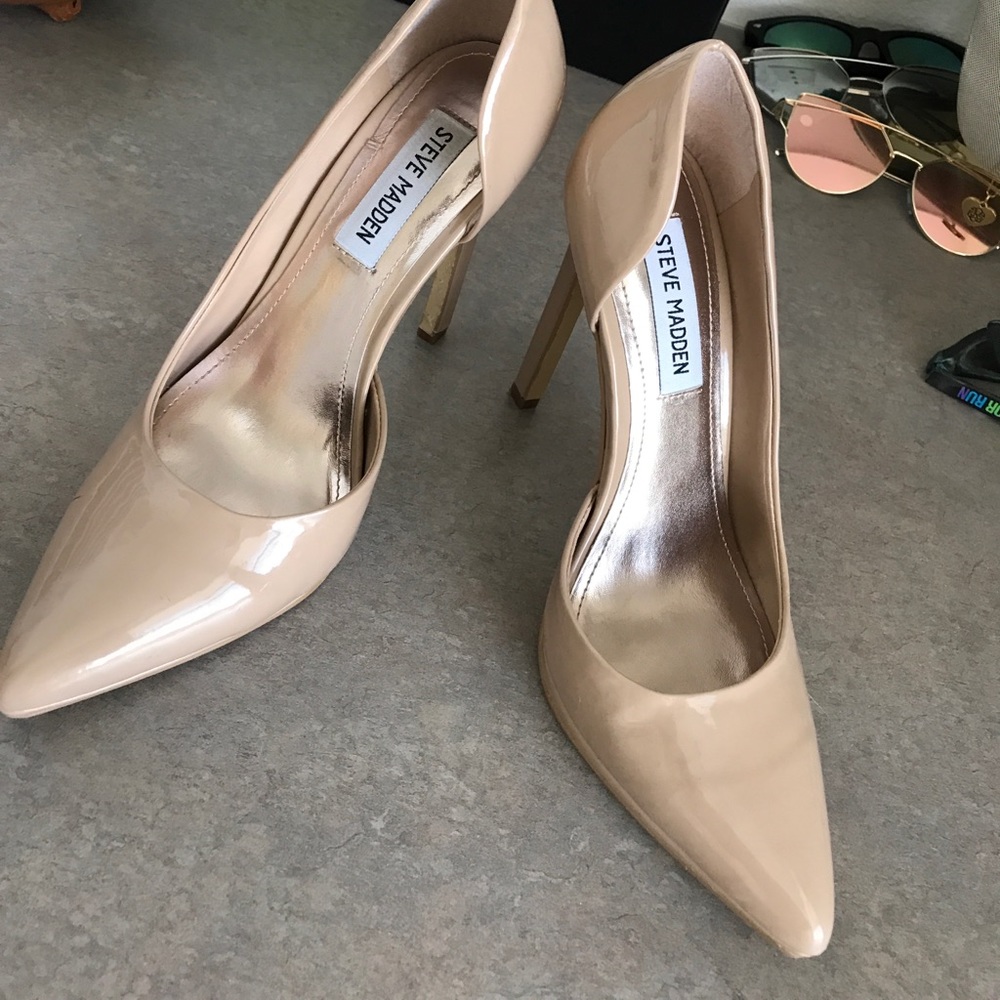 Nude stiletto pump