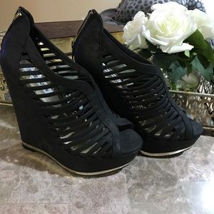 STEVE MADDEN CAGE BLACK WEDGES GOLD DETAIL 8.5