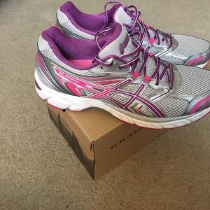 Asics running shoes. 🎉🎉price drop, now 30!