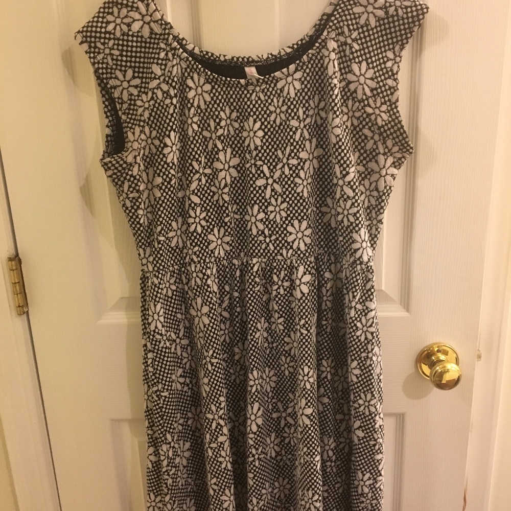 Size XL black and white flower pattern dress