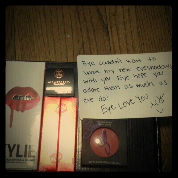 Bundle of exclusive makeup