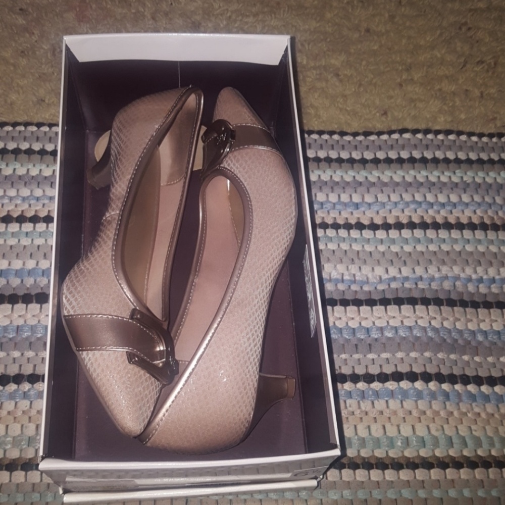 ANNE KLEIN ifLEX Pumps