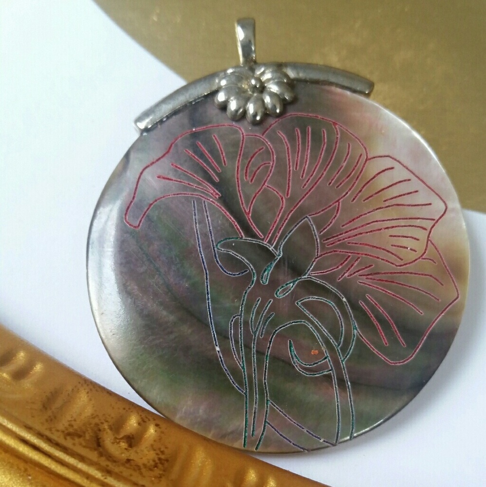 ☆6/$16 large shell flower etched pendant