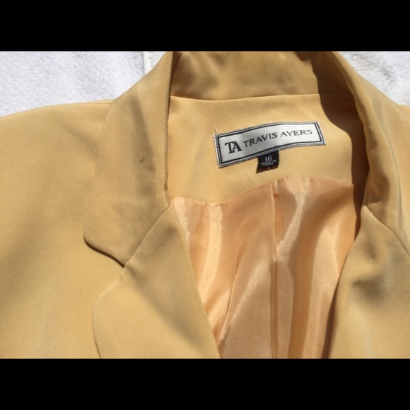 Women Suit - Picture 4 of 10