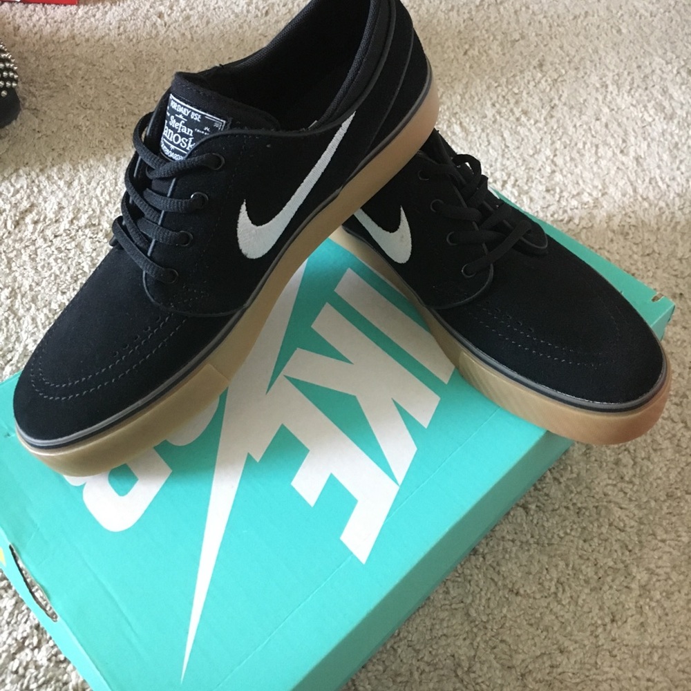 NWT JANOSKI SKATE SHOES