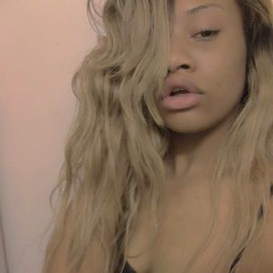 Meet your Posher, Mia