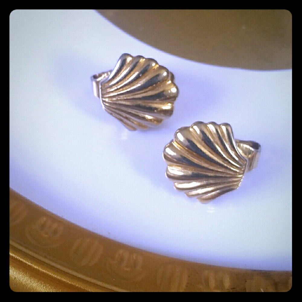 ☆6/$16 clipon Vintage goldtone shell earrings