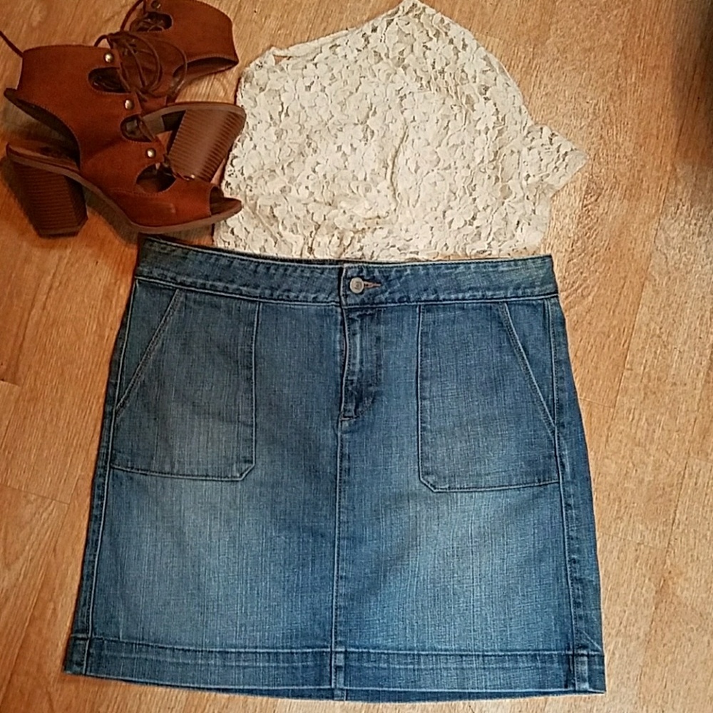 Loft skirt Nwot 😍😍