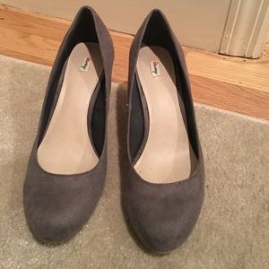 Gray pump shoe