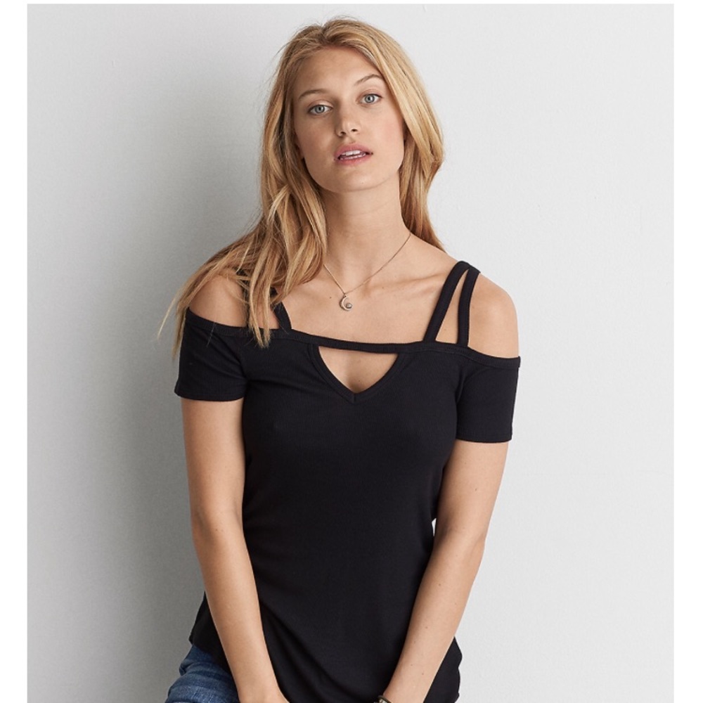 Soft and sexy ribbed cold shoulder T shirt