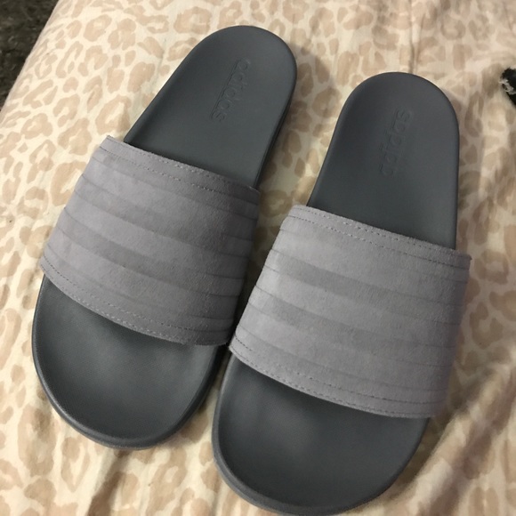 adidas Shoes - SUPER COMFY ADIDADS SLIDES.