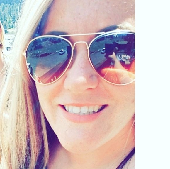 Meet your Posher, Alyssa - Picture 1 of 1