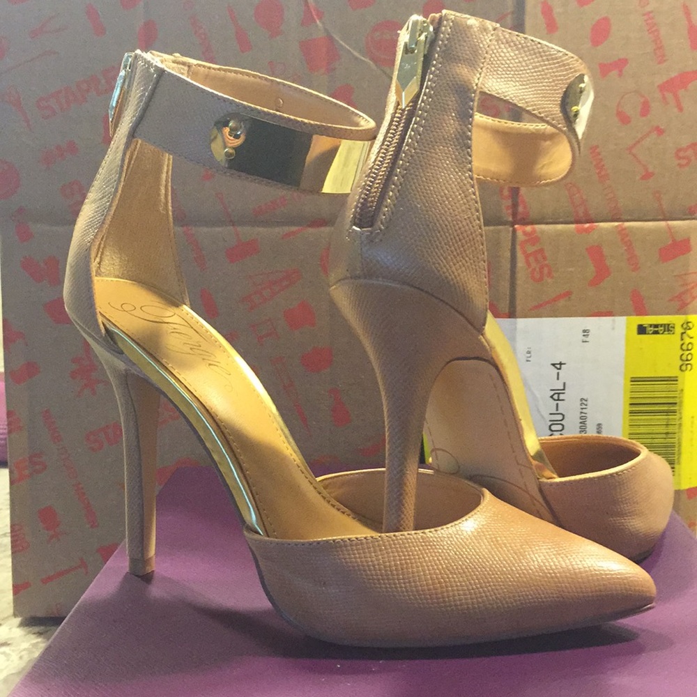 Women's Fergie Palace Camel heels size 8.5