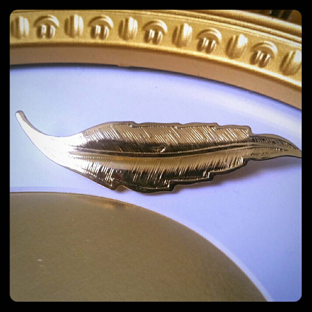 ☆6/$16 Vintage goldtone feather brooch